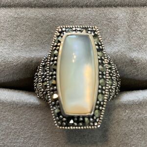 Elegant Sterling Silver and Mother of Pearl Women's Ring